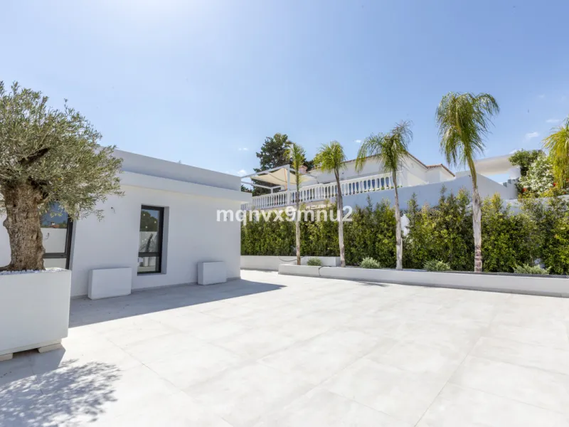 New contemporary villa built to the highest standard. Independent villa with a separate apartment on a 500m2 plot. 200meters to the beach. 10 mins walk to La Cala de Mijas. 20 minutes drive to Malaga airport.