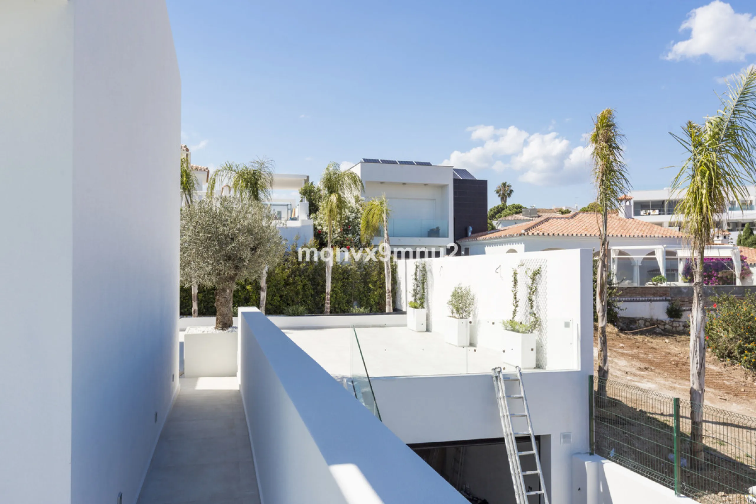 New contemporary villa built to the highest standard. Independent villa with a separate apartment on a 500m2 plot. 200meters to the beach. 10 mins walk to La Cala de Mijas. 20 minutes drive to Malaga airport.