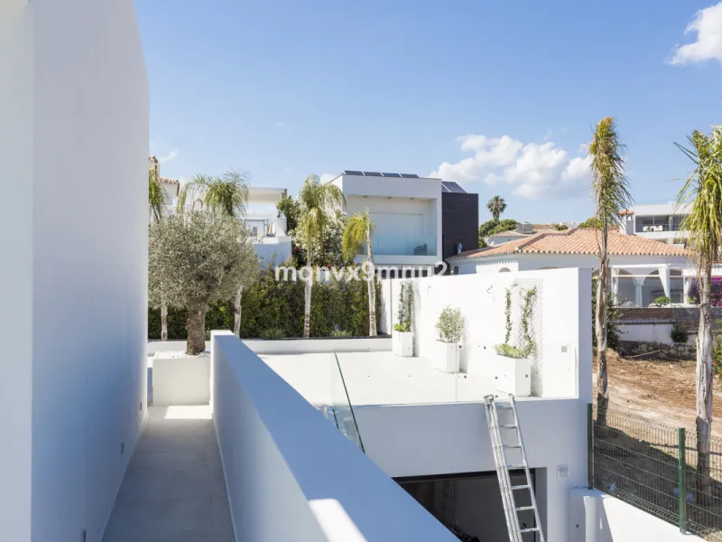 New contemporary villa built to the highest standard. Independent villa with a separate apartment on a 500m2 plot. 200meters to the beach. 10 mins walk to La Cala de Mijas. 20 minutes drive to Malaga airport.