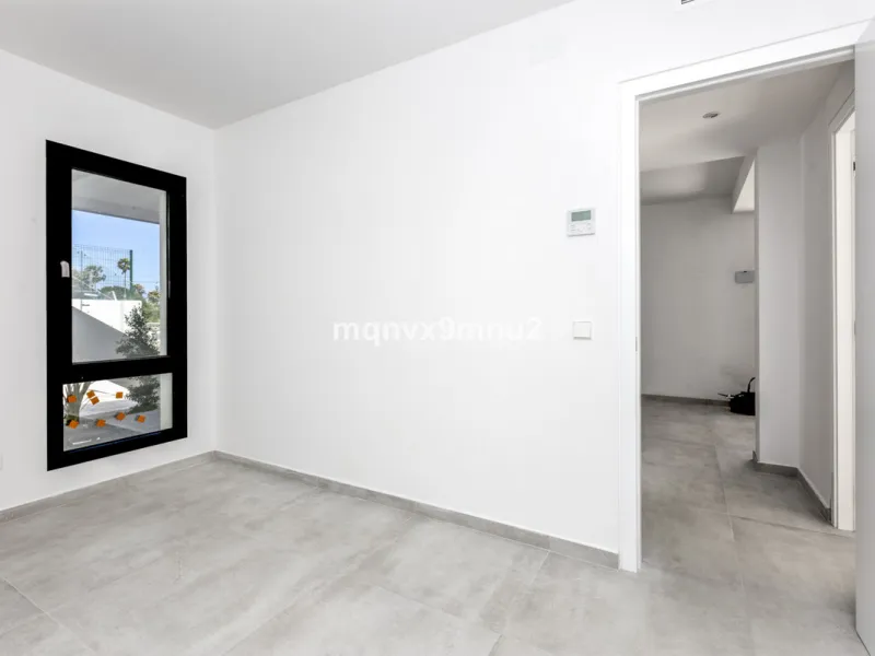 New contemporary villa built to the highest standard. Independent villa with a separate apartment on a 500m2 plot. 200meters to the beach. 10 mins walk to La Cala de Mijas. 20 minutes drive to Malaga airport.
