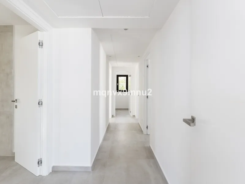 New contemporary villa built to the highest standard. Independent villa with a separate apartment on a 500m2 plot. 200meters to the beach. 10 mins walk to La Cala de Mijas. 20 minutes drive to Malaga airport.