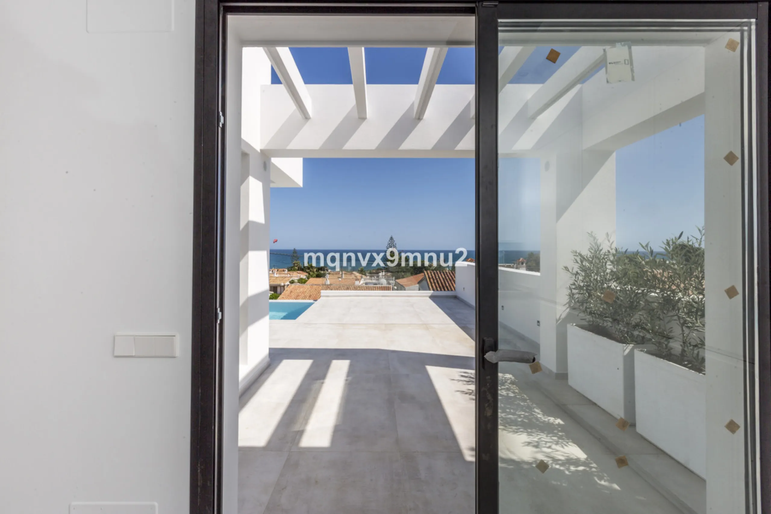 New contemporary villa built to the highest standard. Independent villa with a separate apartment on a 500m2 plot. 200meters to the beach. 10 mins walk to La Cala de Mijas. 20 minutes drive to Malaga airport.