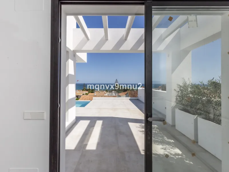 New contemporary villa built to the highest standard. Independent villa with a separate apartment on a 500m2 plot. 200meters to the beach. 10 mins walk to La Cala de Mijas. 20 minutes drive to Malaga airport.