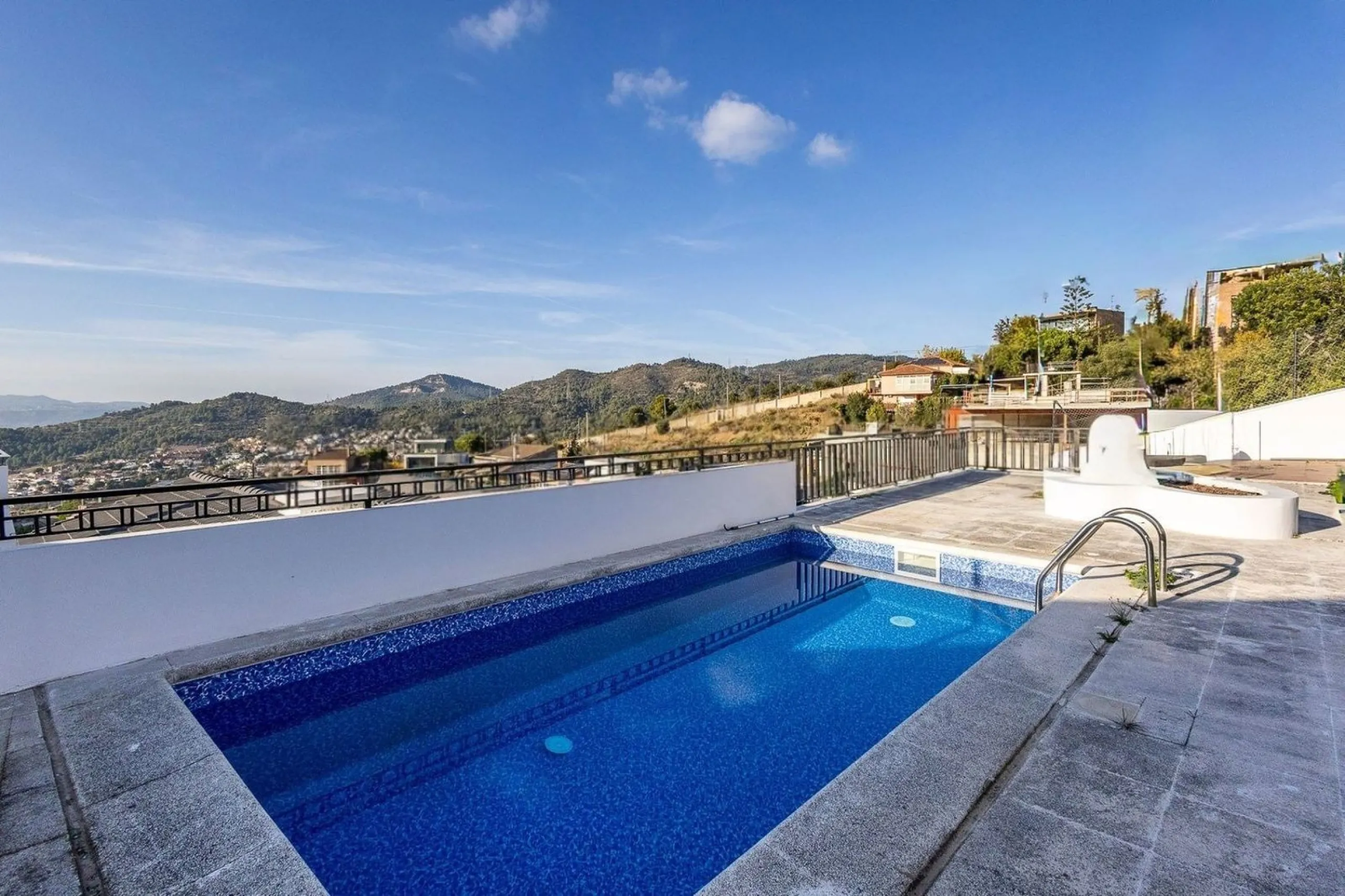 Роскошная вилла с панорамными видами и бассейном в Esplugues de Llobregat, Барселона