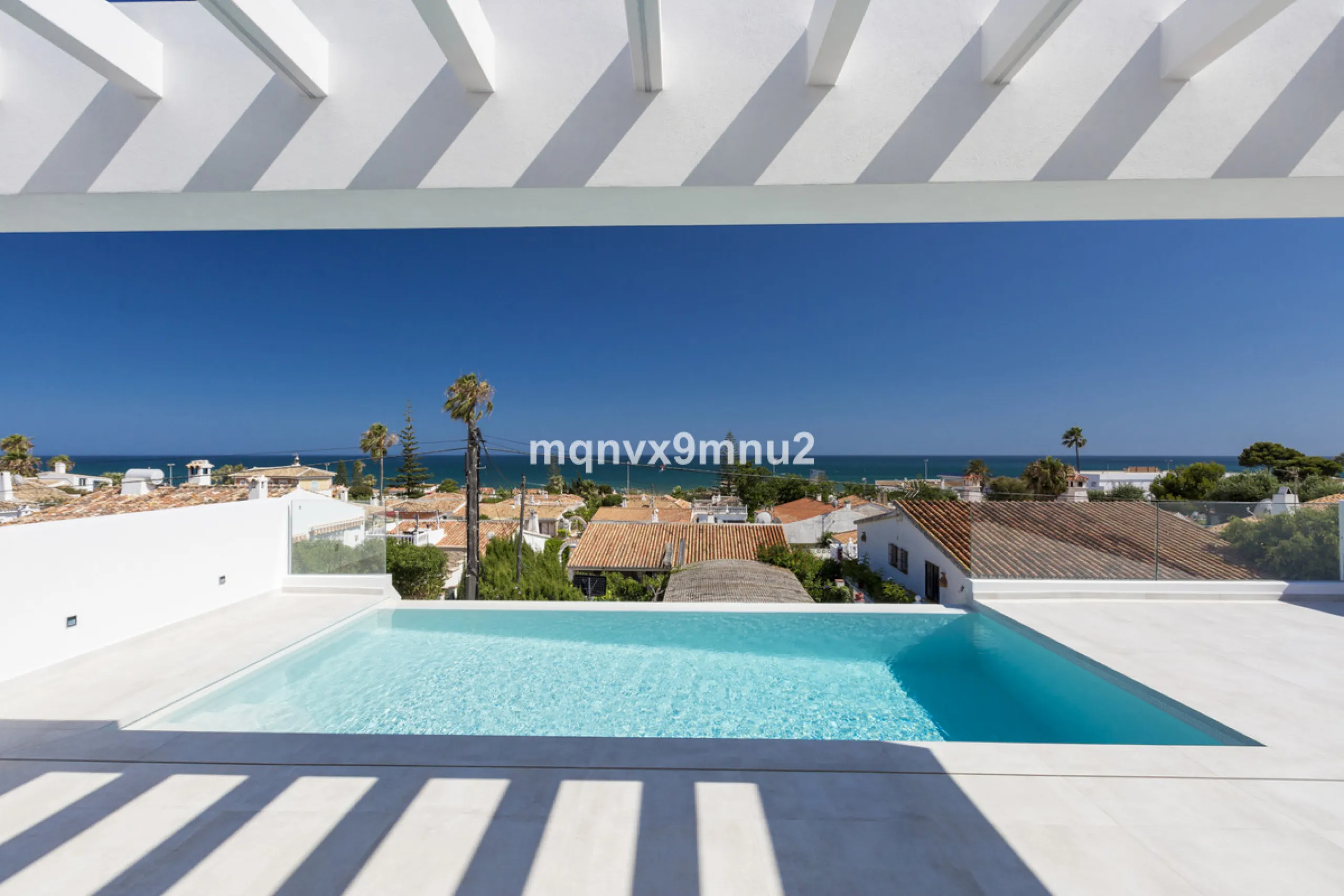 New contemporary villa built to the highest standard. Independent villa with a separate apartment on a 500m2 plot. 200meters to the beach. 10 mins walk to La Cala de Mijas. 20 minutes drive to Malaga airport.
