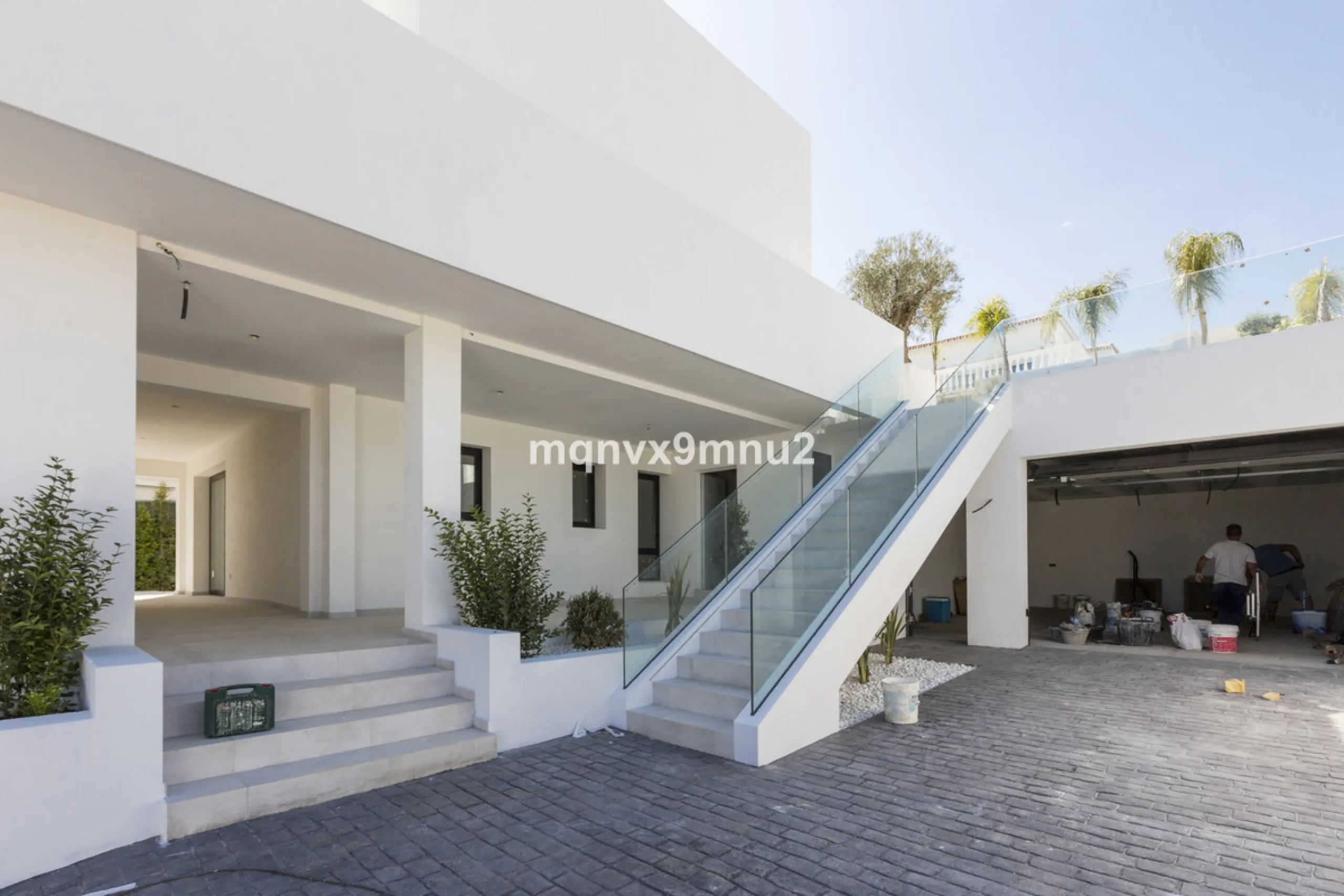 New contemporary villa built to the highest standard. Independent villa with a separate apartment on a 500m2 plot. 200meters to the beach. 10 mins walk to La Cala de Mijas. 20 minutes drive to Malaga airport.