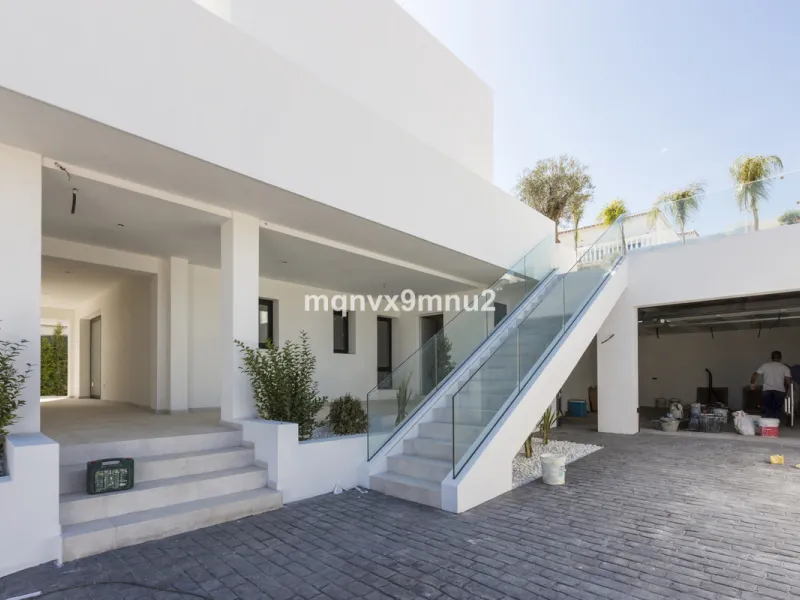 New contemporary villa built to the highest standard. Independent villa with a separate apartment on a 500m2 plot. 200meters to the beach. 10 mins walk to La Cala de Mijas. 20 minutes drive to Malaga airport.