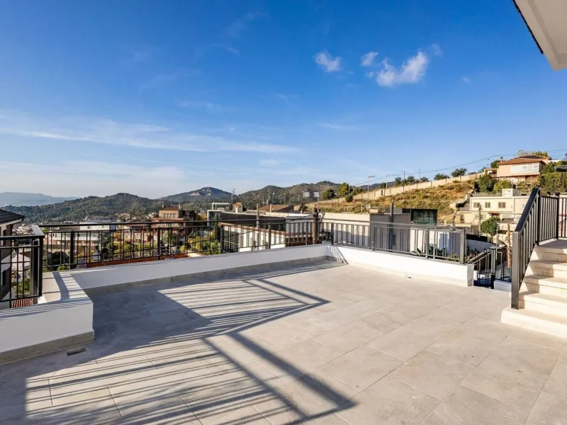 Роскошная вилла с панорамными видами и бассейном в Esplugues de Llobregat, Барселона