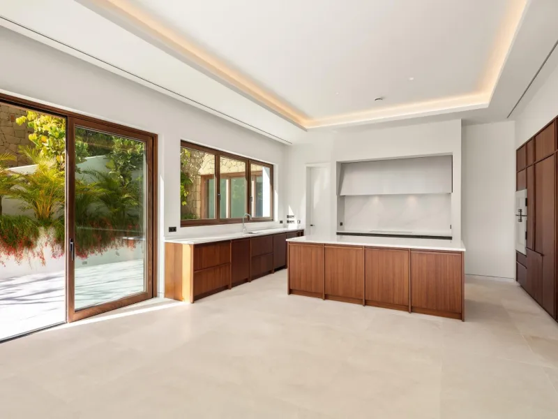 NEW BUILD EXCLUSIVE LUXURY VILLA AT FINCA CORTESÍN, CASARES& & This exceptional residence, exclusive to the Finca Cortesin resort, exudes a captivating blend of luxury and elegance. Designed by the renowned Jose Maria Sierra architects, this archite