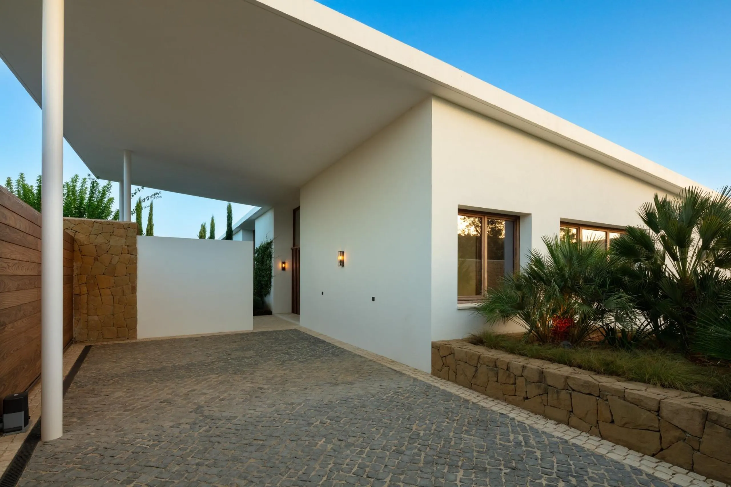 NEW BUILD EXCLUSIVE LUXURY VILLA AT FINCA CORTESÍN, CASARES& & This exceptional residence, exclusive to the Finca Cortesin resort, exudes a captivating blend of luxury and elegance. Designed by the renowned Jose Maria Sierra architects, this archite