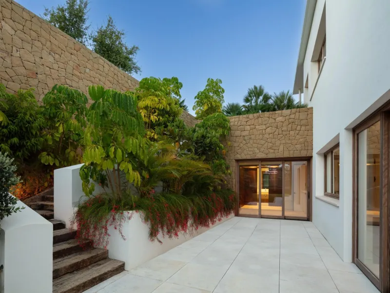 NEW BUILD EXCLUSIVE LUXURY VILLA AT FINCA CORTESÍN, CASARES& & This exceptional residence, exclusive to the Finca Cortesin resort, exudes a captivating blend of luxury and elegance. Designed by the renowned Jose Maria Sierra architects, this archite