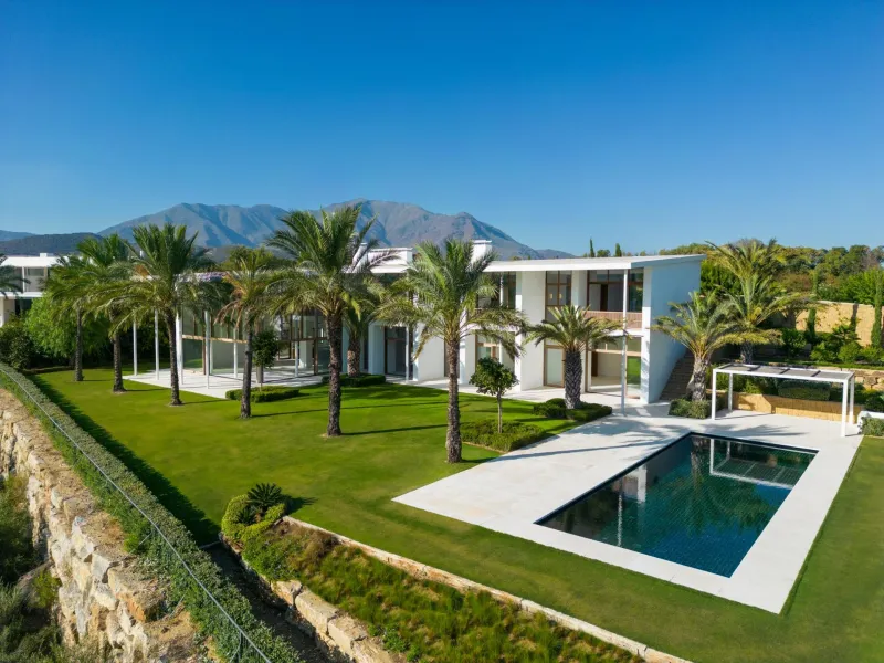 NEW BUILD EXCLUSIVE LUXURY VILLA AT FINCA CORTESÍN, CASARES& & This exceptional residence, exclusive to the Finca Cortesin resort, exudes a captivating blend of luxury and elegance. Designed by the renowned Jose Maria Sierra architects, this archite