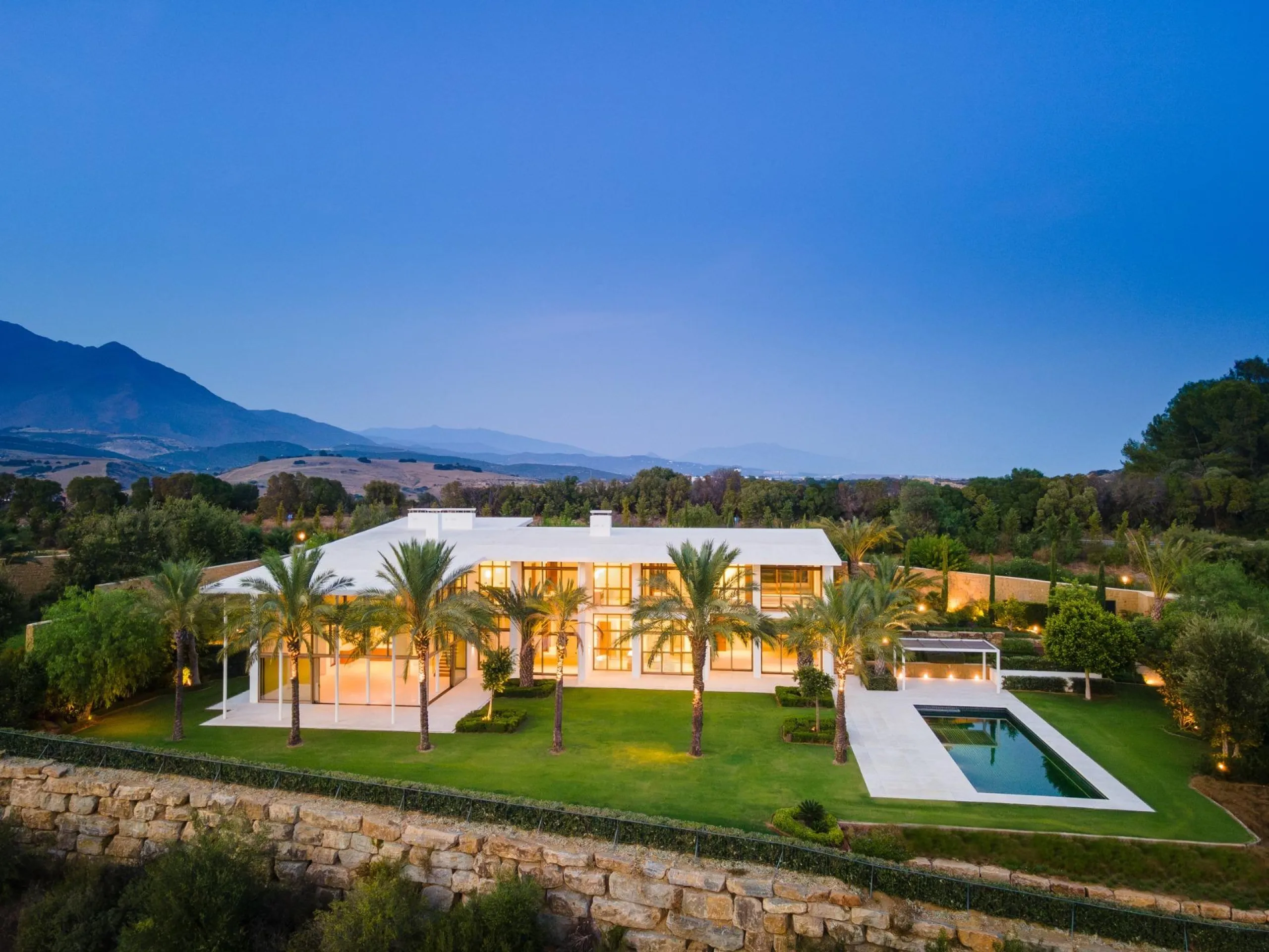 NEW BUILD EXCLUSIVE LUXURY VILLA AT FINCA CORTESÍN, CASARES& & This exceptional residence, exclusive to the Finca Cortesin resort, exudes a captivating blend of luxury and elegance. Designed by the renowned Jose Maria Sierra architects, this archite