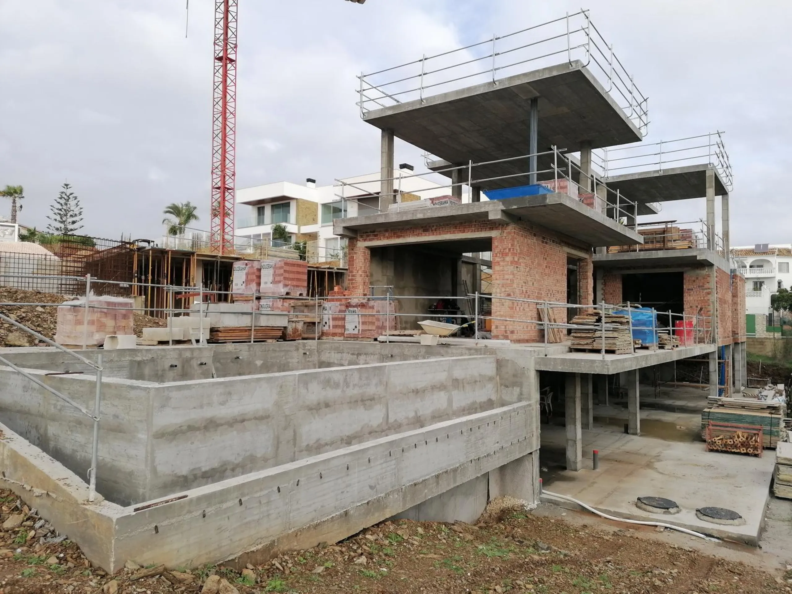Exclusive New Villas for Sale in Las Farolas, Mijas Costa& & Prime Location by the Sea on the Costa del Sol& Discover this new development of 7 luxury villas located in the prestigious and well-established Las Farolas urbanization, between Fuengi