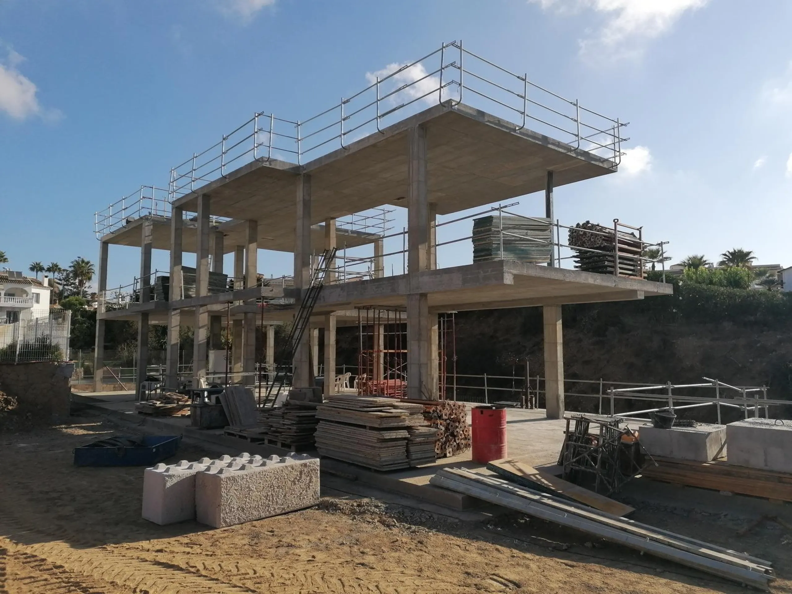 Exclusive New Villas for Sale in Las Farolas, Mijas Costa& & Prime Location by the Sea on the Costa del Sol& Discover this new development of 7 luxury villas located in the prestigious and well-established Las Farolas urbanization, between Fuengi