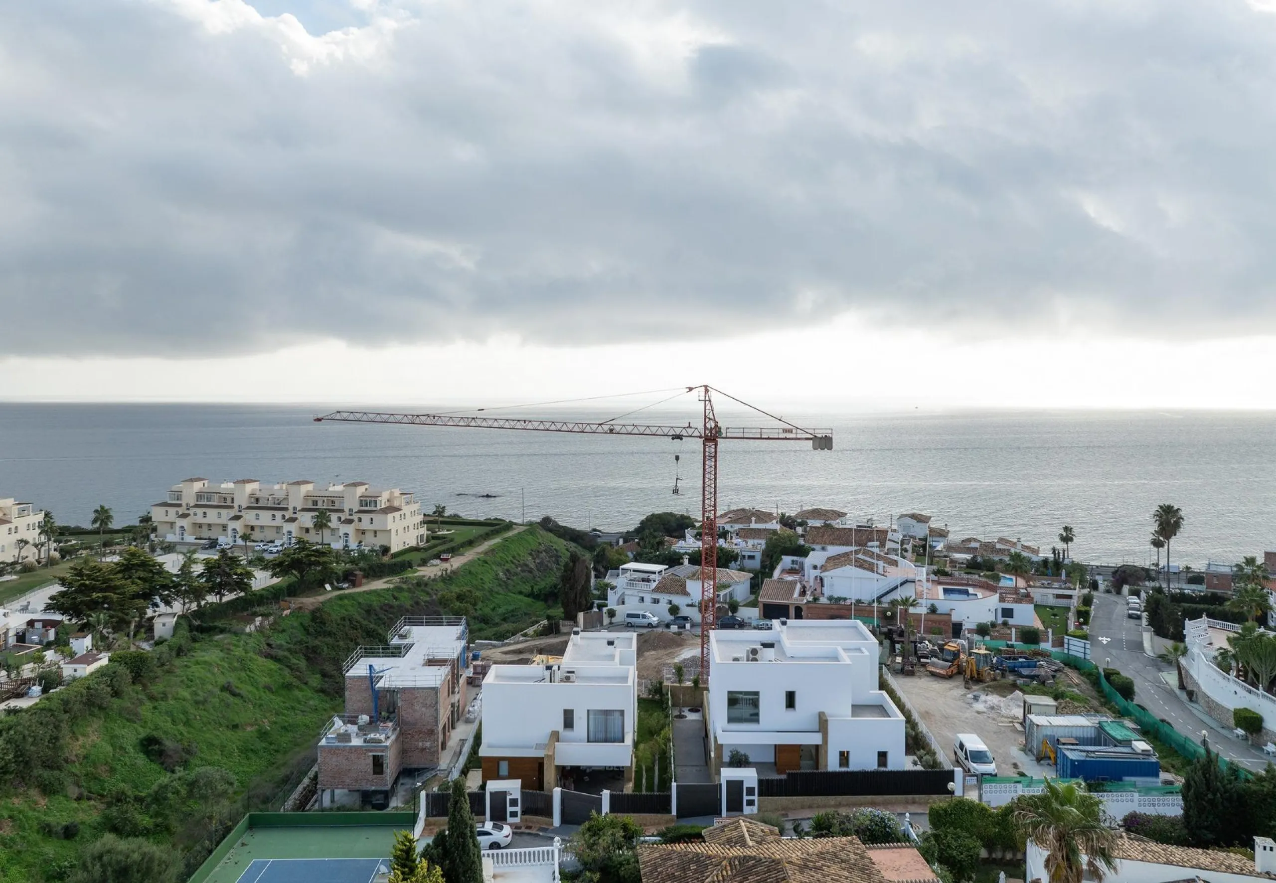 Exclusive New Villas for Sale in Las Farolas, Mijas Costa& & Prime Location by the Sea on the Costa del Sol& Discover this new development of 7 luxury villas located in the prestigious and well-established Las Farolas urbanization, between Fuengi