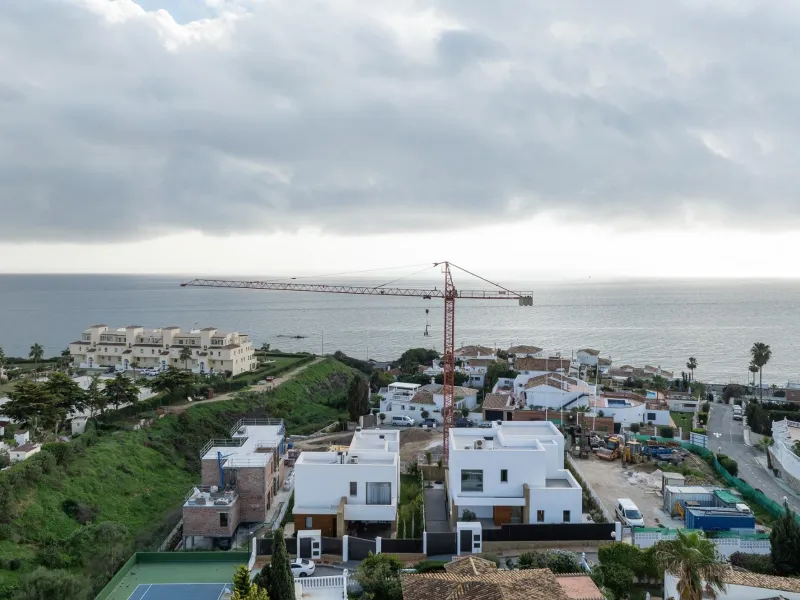 Exclusive New Villas for Sale in Las Farolas, Mijas Costa& & Prime Location by the Sea on the Costa del Sol& Discover this new development of 7 luxury villas located in the prestigious and well-established Las Farolas urbanization, between Fuengi
