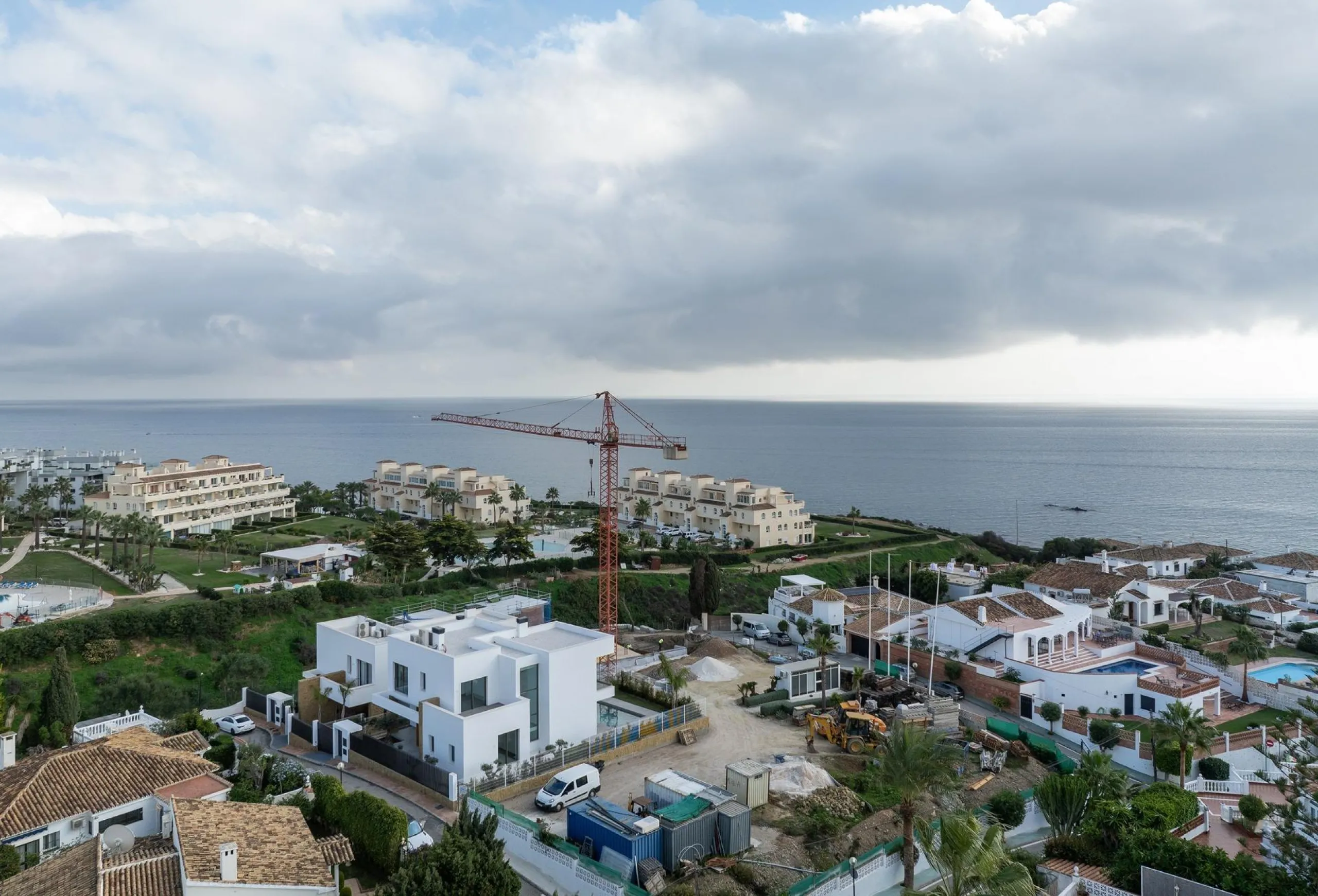 Exclusive New Villas for Sale in Las Farolas, Mijas Costa& & Prime Location by the Sea on the Costa del Sol& Discover this new development of 7 luxury villas located in the prestigious and well-established Las Farolas urbanization, between Fuengi