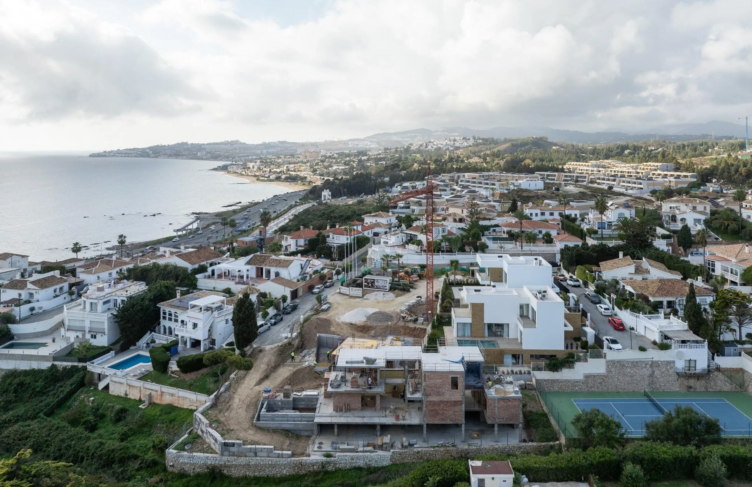 Exclusive New Villas for Sale in Las Farolas, Mijas Costa& & Prime Location by the Sea on the Costa del Sol& Discover this new development of 7 luxury villas located in the prestigious and well-established Las Farolas urbanization, between Fuengi