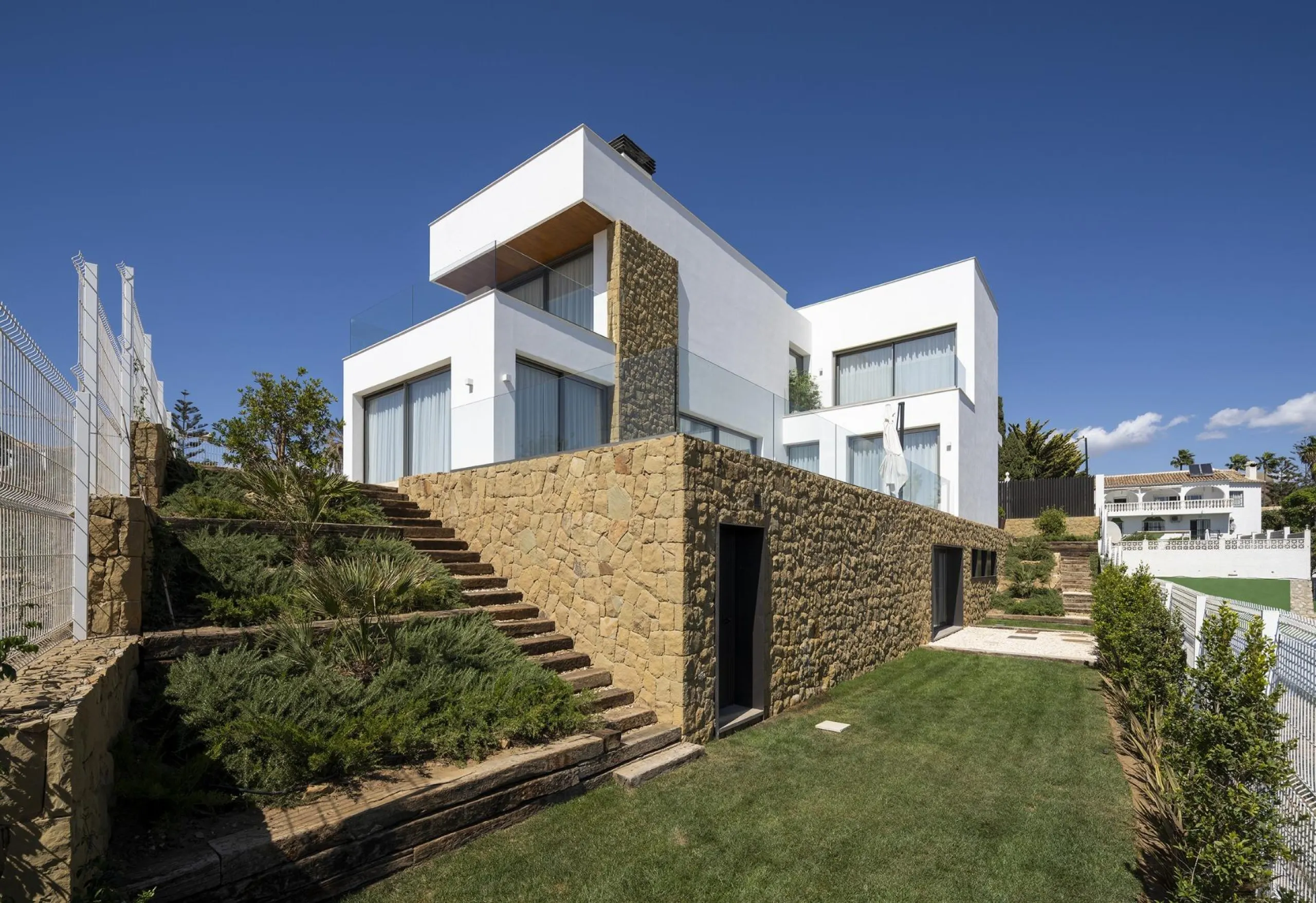 Exclusive New Villas for Sale in Las Farolas, Mijas Costa& & Prime Location by the Sea on the Costa del Sol& Discover this new development of 7 luxury villas located in the prestigious and well-established Las Farolas urbanization, between Fuengi