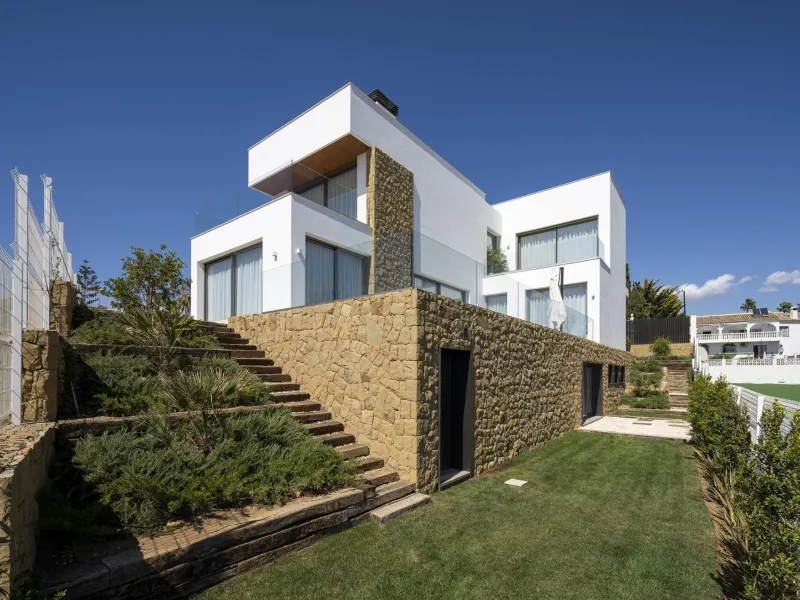 Exclusive New Villas for Sale in Las Farolas, Mijas Costa& & Prime Location by the Sea on the Costa del Sol& Discover this new development of 7 luxury villas located in the prestigious and well-established Las Farolas urbanization, between Fuengi