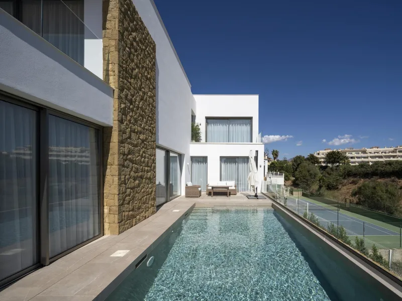 Exclusive New Villas for Sale in Las Farolas, Mijas Costa& & Prime Location by the Sea on the Costa del Sol& Discover this new development of 7 luxury villas located in the prestigious and well-established Las Farolas urbanization, between Fuengi