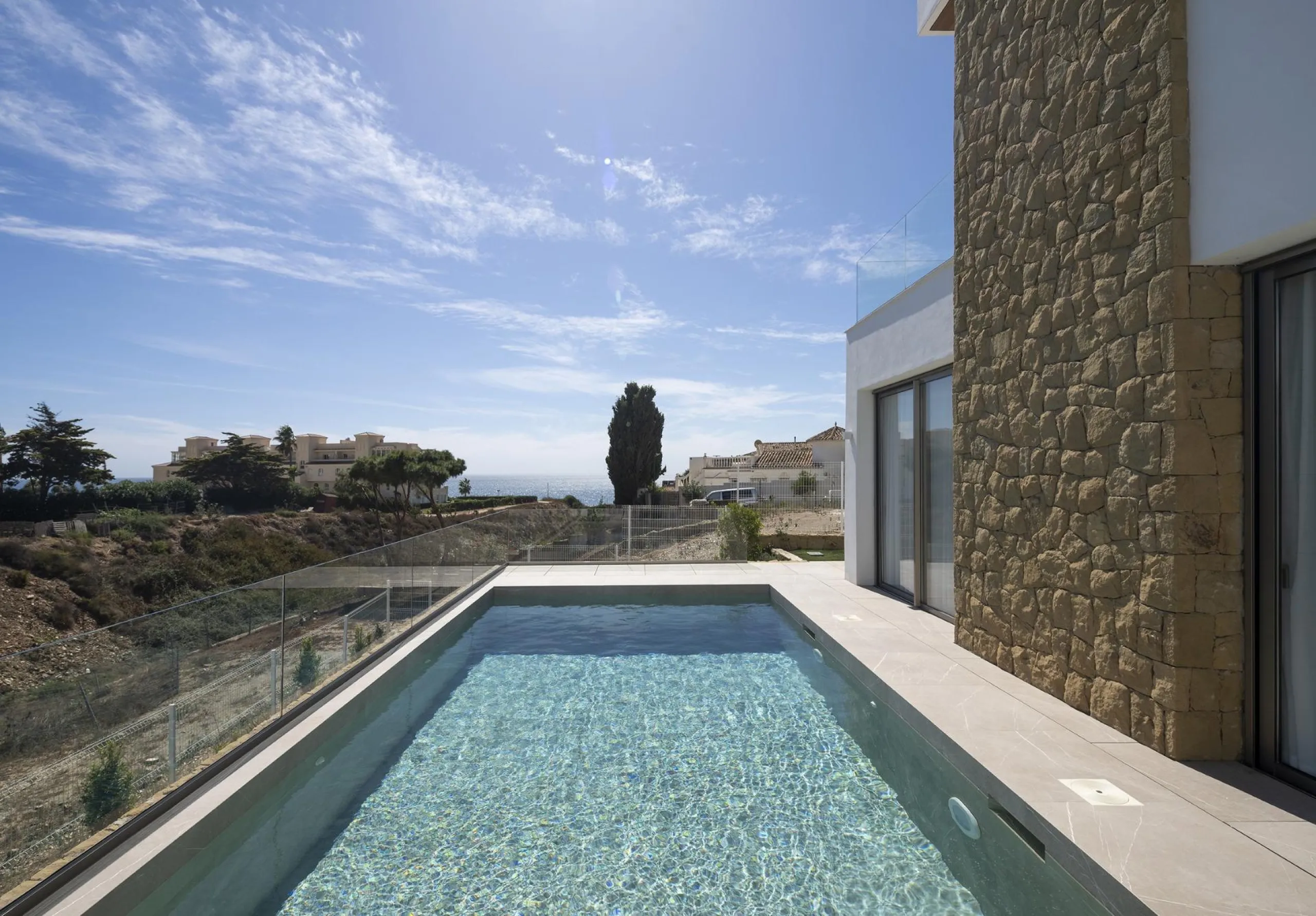 Exclusive New Villas for Sale in Las Farolas, Mijas Costa& & Prime Location by the Sea on the Costa del Sol& Discover this new development of 7 luxury villas located in the prestigious and well-established Las Farolas urbanization, between Fuengi