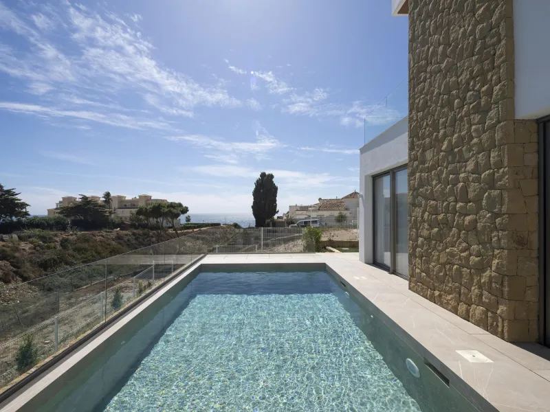 Exclusive New Villas for Sale in Las Farolas, Mijas Costa& & Prime Location by the Sea on the Costa del Sol& Discover this new development of 7 luxury villas located in the prestigious and well-established Las Farolas urbanization, between Fuengi