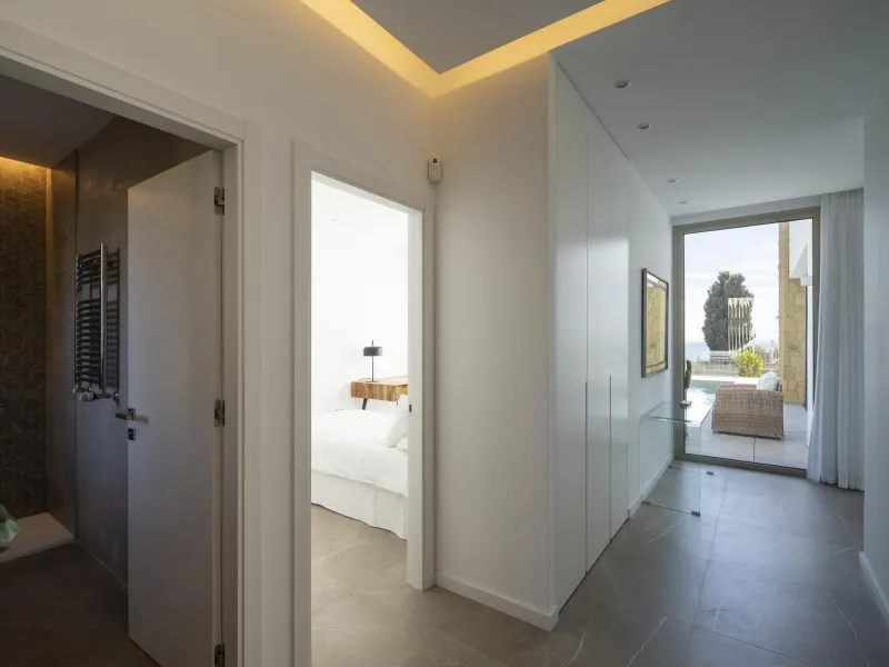 Exclusive New Villas for Sale in Las Farolas, Mijas Costa& & Prime Location by the Sea on the Costa del Sol& Discover this new development of 7 luxury villas located in the prestigious and well-established Las Farolas urbanization, between Fuengi
