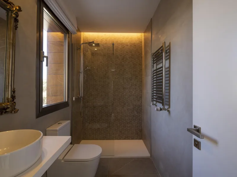 Exclusive New Villas for Sale in Las Farolas, Mijas Costa& & Prime Location by the Sea on the Costa del Sol& Discover this new development of 7 luxury villas located in the prestigious and well-established Las Farolas urbanization, between Fuengi
