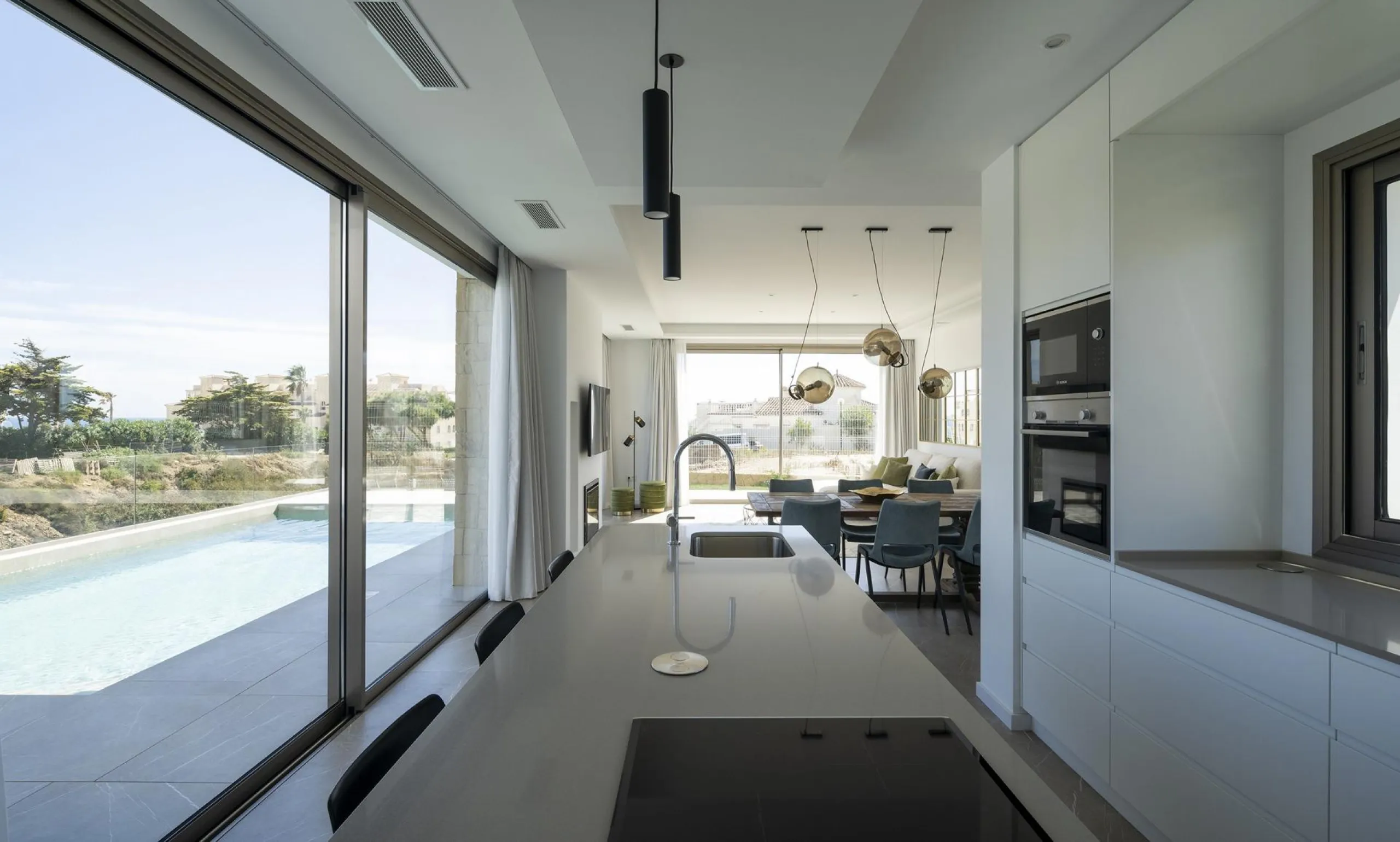 Exclusive New Villas for Sale in Las Farolas, Mijas Costa& & Prime Location by the Sea on the Costa del Sol& Discover this new development of 7 luxury villas located in the prestigious and well-established Las Farolas urbanization, between Fuengi