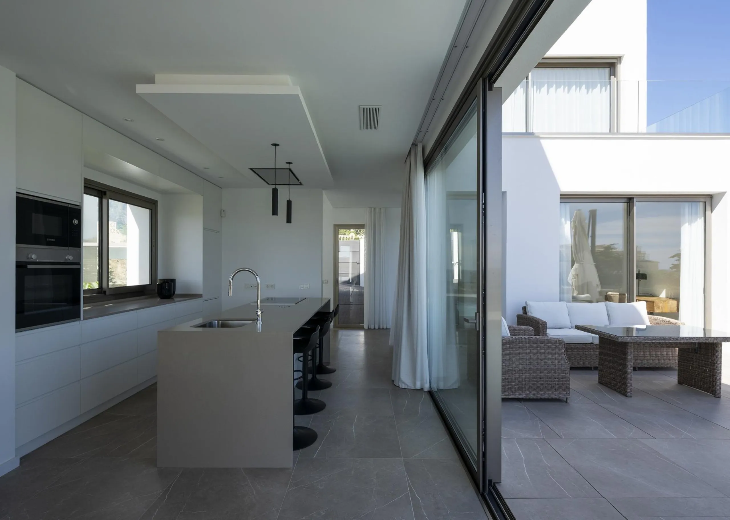 Exclusive New Villas for Sale in Las Farolas, Mijas Costa& & Prime Location by the Sea on the Costa del Sol& Discover this new development of 7 luxury villas located in the prestigious and well-established Las Farolas urbanization, between Fuengi