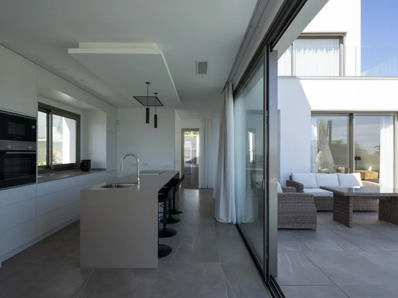 Exclusive New Villas for Sale in Las Farolas, Mijas Costa& & Prime Location by the Sea on the Costa del Sol& Discover this new development of 7 luxury villas located in the prestigious and well-established Las Farolas urbanization, between Fuengi