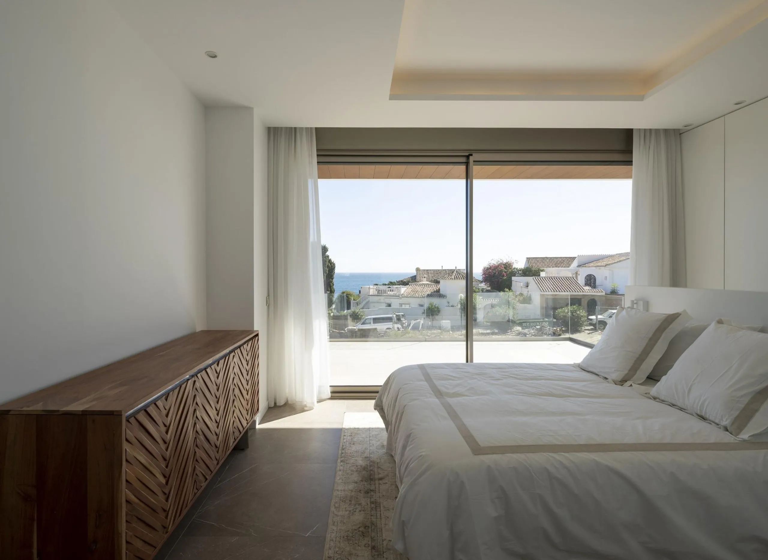 Exclusive New Villas for Sale in Las Farolas, Mijas Costa& & Prime Location by the Sea on the Costa del Sol& Discover this new development of 7 luxury villas located in the prestigious and well-established Las Farolas urbanization, between Fuengi