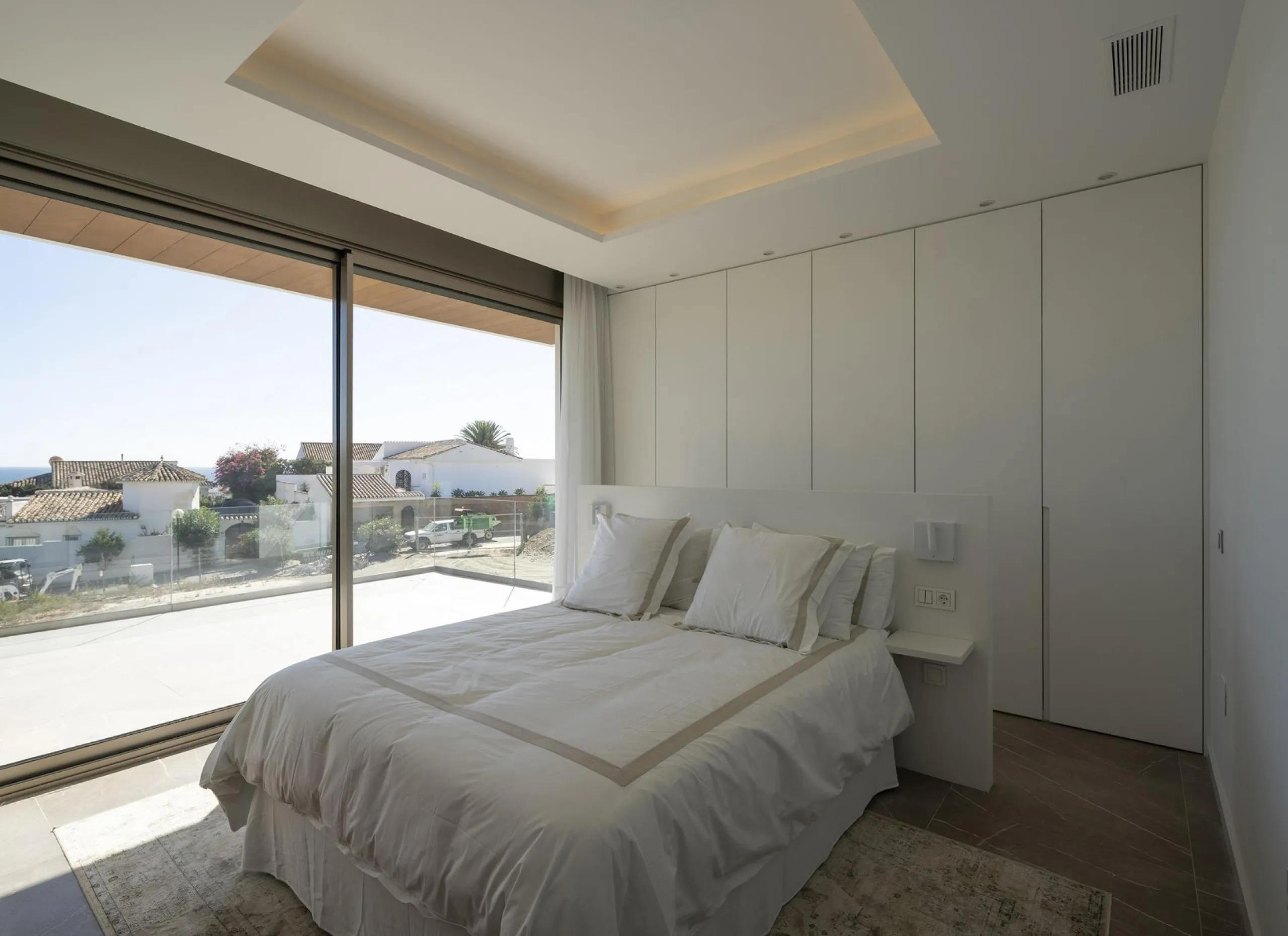 Exclusive New Villas for Sale in Las Farolas, Mijas Costa& & Prime Location by the Sea on the Costa del Sol& Discover this new development of 7 luxury villas located in the prestigious and well-established Las Farolas urbanization, between Fuengi