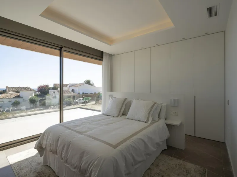 Exclusive New Villas for Sale in Las Farolas, Mijas Costa& & Prime Location by the Sea on the Costa del Sol& Discover this new development of 7 luxury villas located in the prestigious and well-established Las Farolas urbanization, between Fuengi