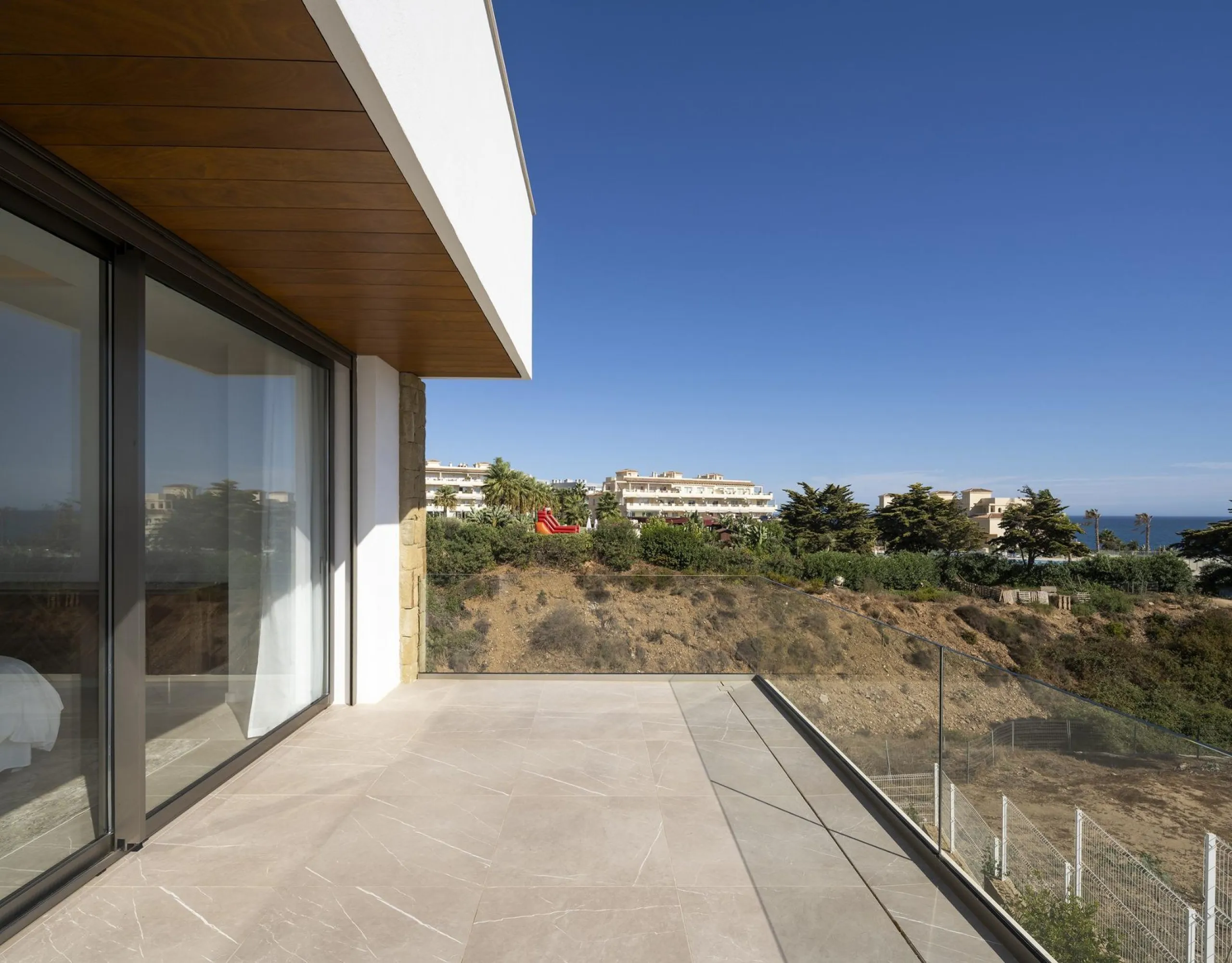 Exclusive New Villas for Sale in Las Farolas, Mijas Costa& & Prime Location by the Sea on the Costa del Sol& Discover this new development of 7 luxury villas located in the prestigious and well-established Las Farolas urbanization, between Fuengi