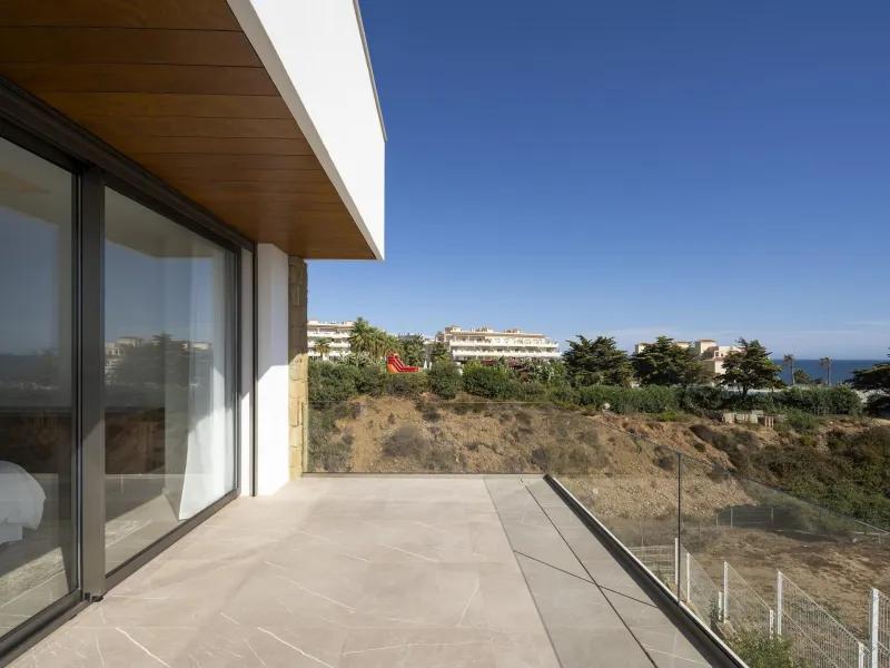 Exclusive New Villas for Sale in Las Farolas, Mijas Costa& & Prime Location by the Sea on the Costa del Sol& Discover this new development of 7 luxury villas located in the prestigious and well-established Las Farolas urbanization, between Fuengi