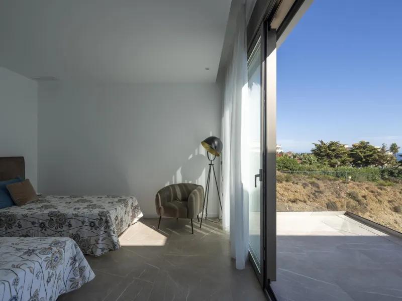 Exclusive New Villas for Sale in Las Farolas, Mijas Costa& & Prime Location by the Sea on the Costa del Sol& Discover this new development of 7 luxury villas located in the prestigious and well-established Las Farolas urbanization, between Fuengi