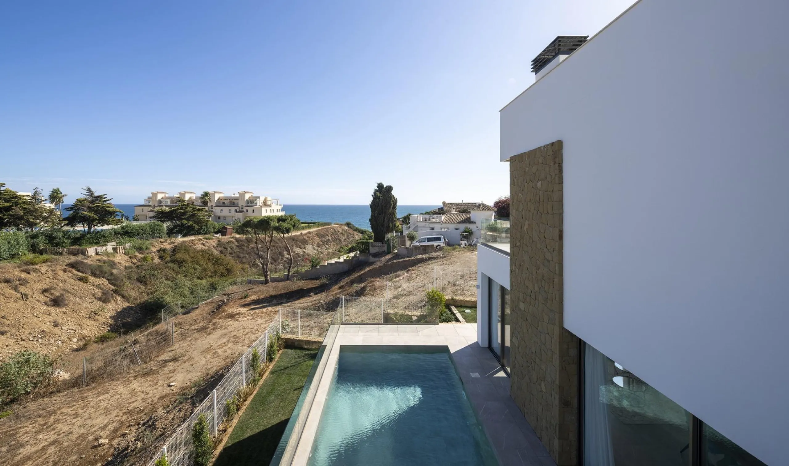 Exclusive New Villas for Sale in Las Farolas, Mijas Costa& & Prime Location by the Sea on the Costa del Sol& Discover this new development of 7 luxury villas located in the prestigious and well-established Las Farolas urbanization, between Fuengi
