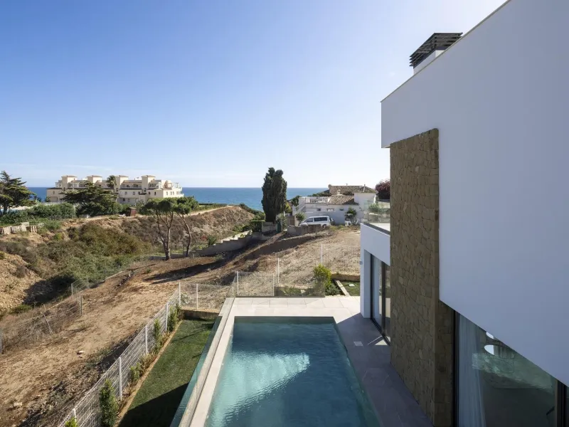 Exclusive New Villas for Sale in Las Farolas, Mijas Costa& & Prime Location by the Sea on the Costa del Sol& Discover this new development of 7 luxury villas located in the prestigious and well-established Las Farolas urbanization, between Fuengi