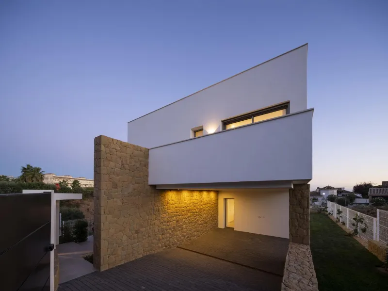 Exclusive New Villas for Sale in Las Farolas, Mijas Costa& & Prime Location by the Sea on the Costa del Sol& Discover this new development of 7 luxury villas located in the prestigious and well-established Las Farolas urbanization, between Fuengi