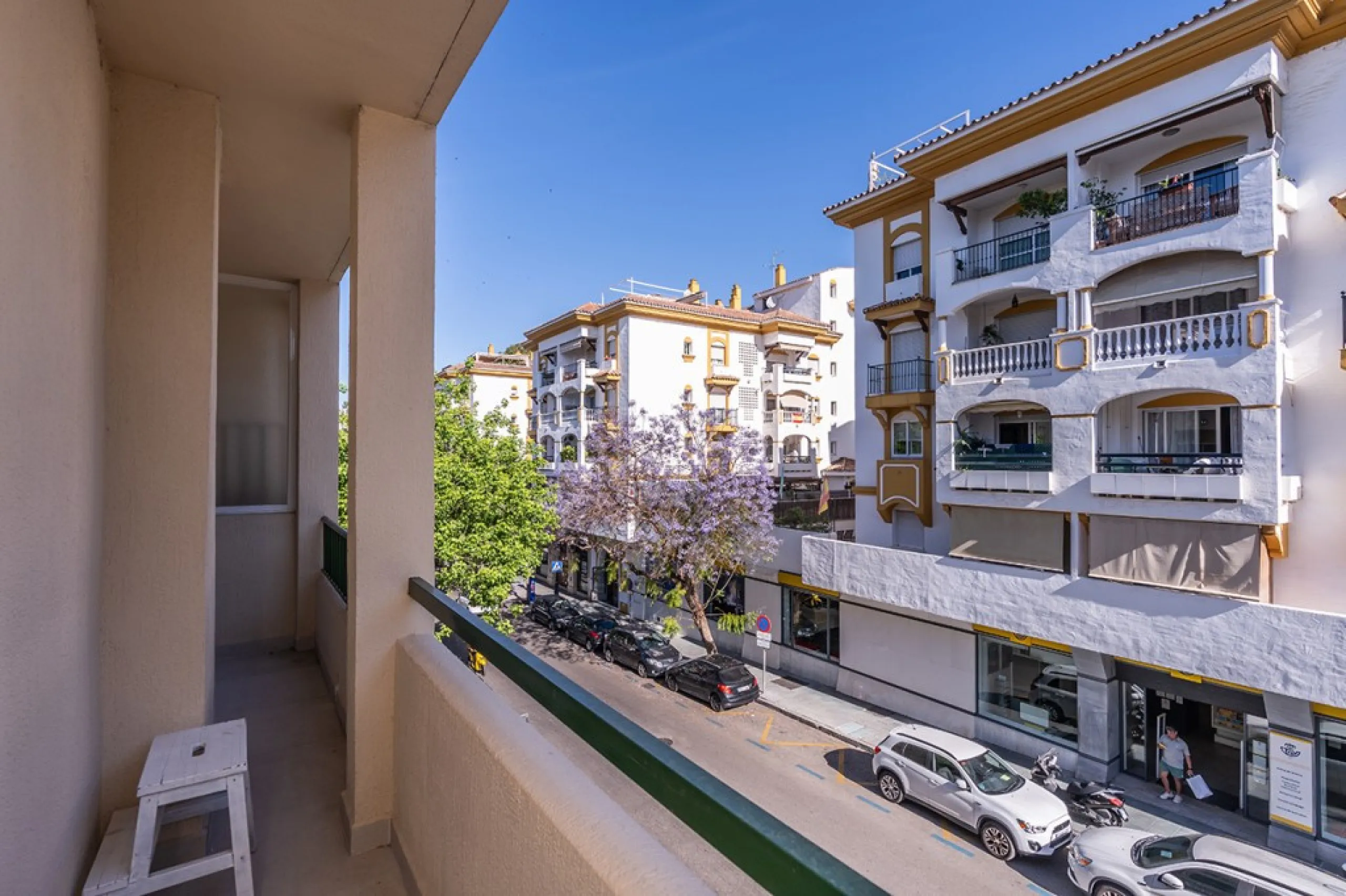 Beautiful, completely renovated and very bright apartment in the center of Marbella. The apartment is located on the second floor with an elevator and has two bedrooms, two bathrooms, a modern kitchen open to the living room, and a small terrace. Elegantl