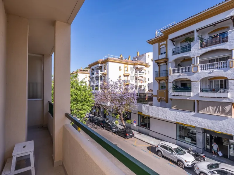 Beautiful, completely renovated and very bright apartment in the center of Marbella. The apartment is located on the second floor with an elevator and has two bedrooms, two bathrooms, a modern kitchen open to the living room, and a small terrace. Elegantl