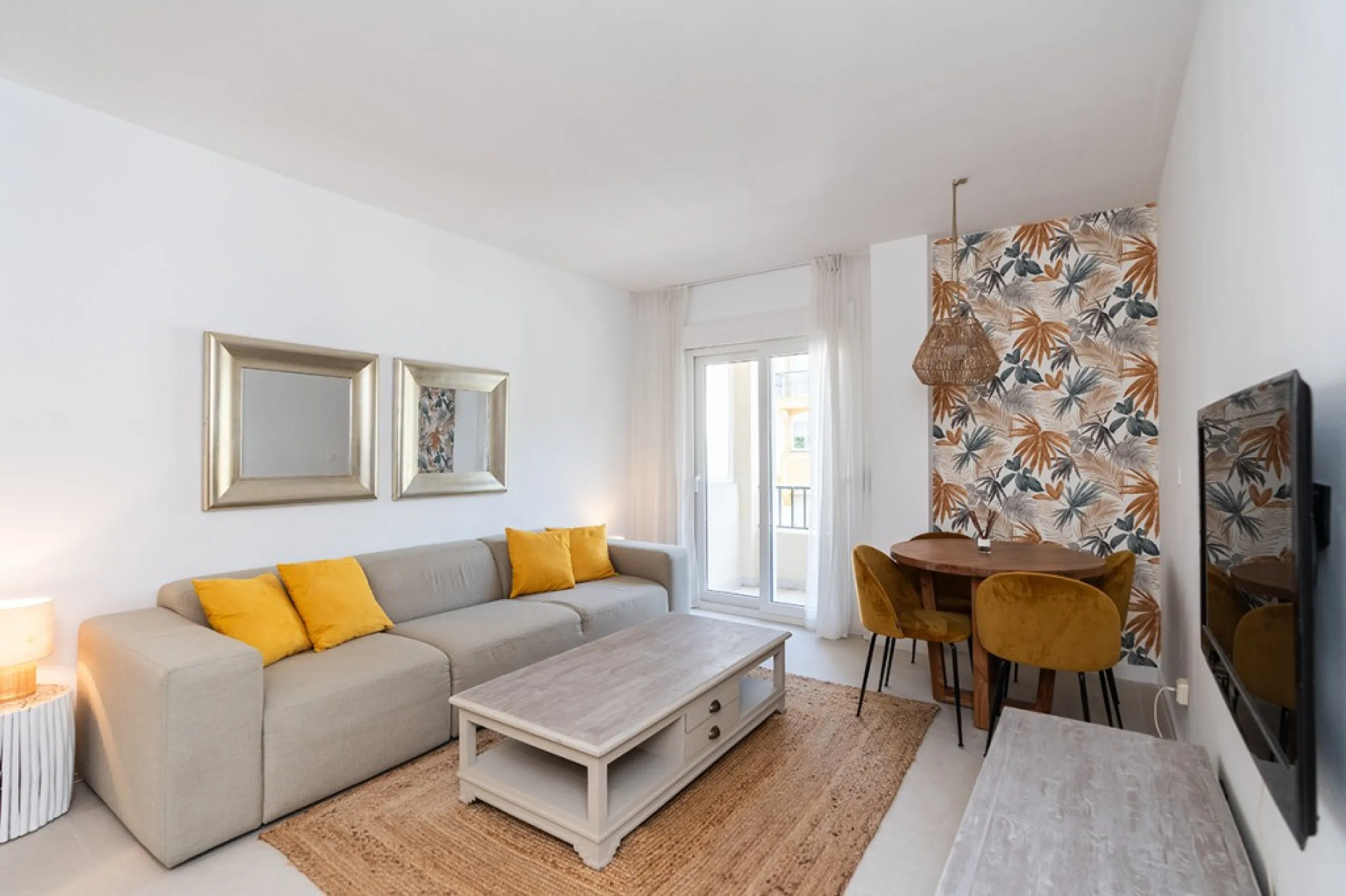 Beautiful, completely renovated and very bright apartment in the center of Marbella. The apartment is located on the second floor with an elevator and has two bedrooms, two bathrooms, a modern kitchen open to the living room, and a small terrace. Elegantl