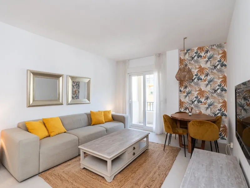 Beautiful, completely renovated and very bright apartment in the center of Marbella. The apartment is located on the second floor with an elevator and has two bedrooms, two bathrooms, a modern kitchen open to the living room, and a small terrace. Elegantl