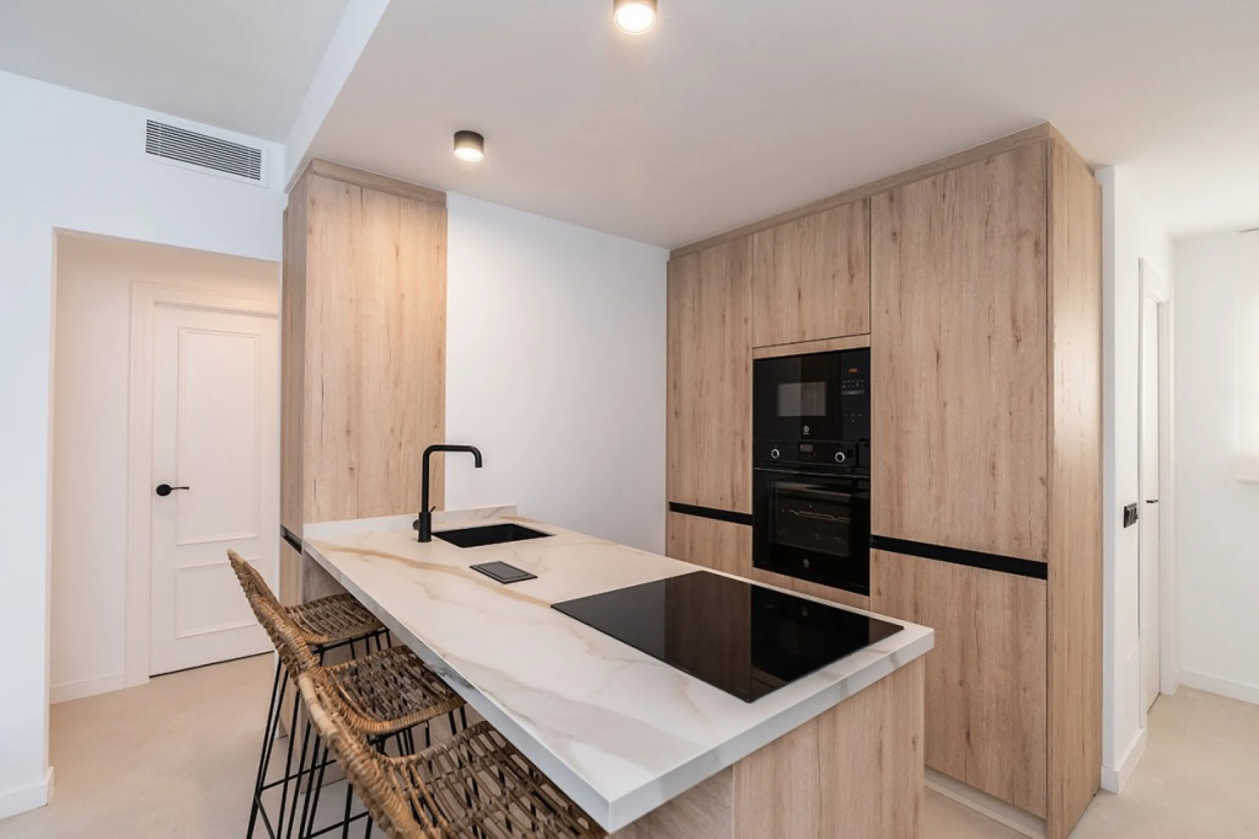 Beautiful, completely renovated and very bright apartment in the center of Marbella. The apartment is located on the second floor with an elevator and has two bedrooms, two bathrooms, a modern kitchen open to the living room, and a small terrace. Elegantl