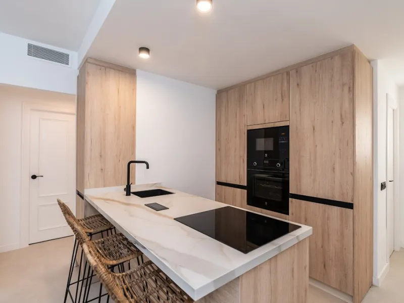 Beautiful, completely renovated and very bright apartment in the center of Marbella. The apartment is located on the second floor with an elevator and has two bedrooms, two bathrooms, a modern kitchen open to the living room, and a small terrace. Elegantl