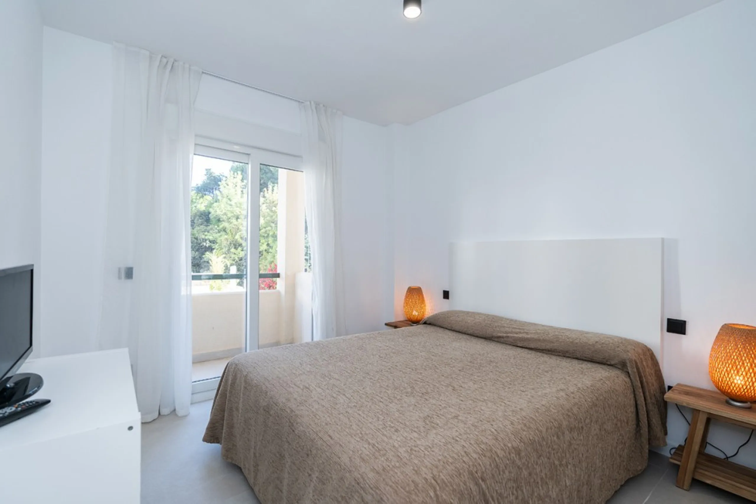 Beautiful, completely renovated and very bright apartment in the center of Marbella. The apartment is located on the second floor with an elevator and has two bedrooms, two bathrooms, a modern kitchen open to the living room, and a small terrace. Elegantl