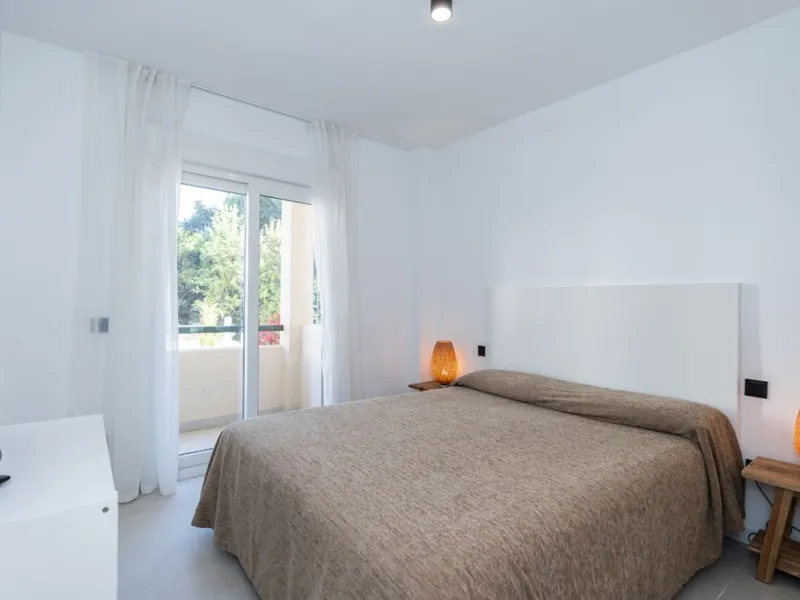 Beautiful, completely renovated and very bright apartment in the center of Marbella. The apartment is located on the second floor with an elevator and has two bedrooms, two bathrooms, a modern kitchen open to the living room, and a small terrace. Elegantl